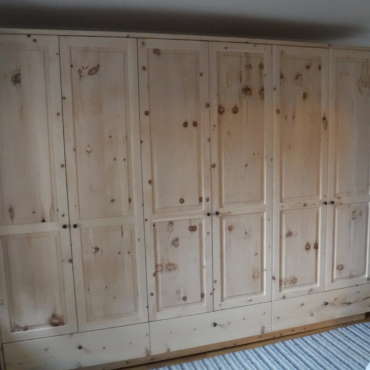 Schlafzimmerschrank in Zirbenholz